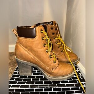 Women’s Boot with Heel